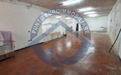Ampio garage vendita Napoli via Bartolo Longo